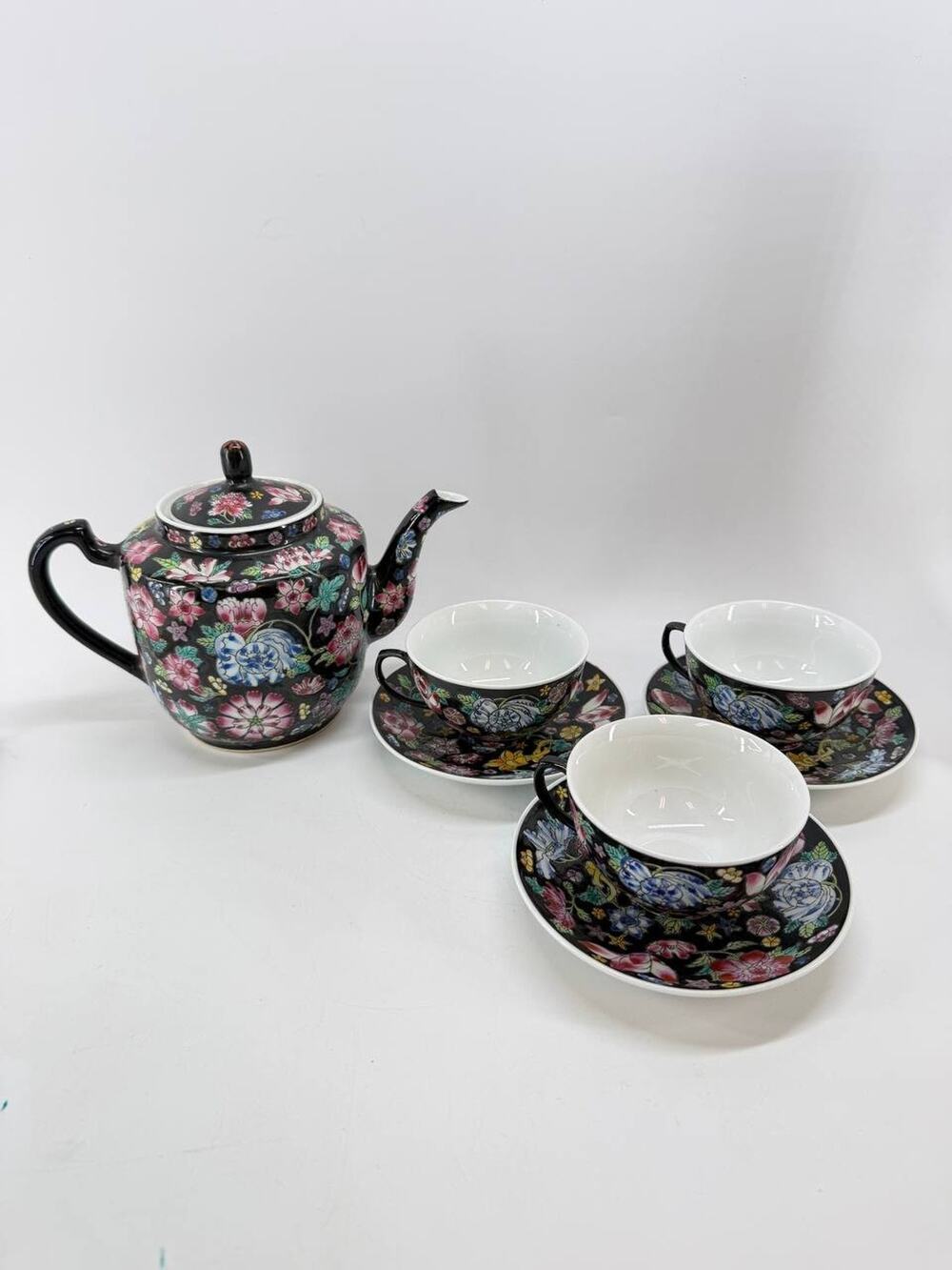 Vintage Made In China Ceramic Tea Set Teapot 3 Cups Saucers Floral Black 7 Pc